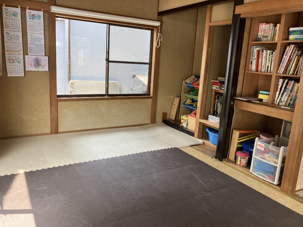 明るい日差しの入る支援ルームです
