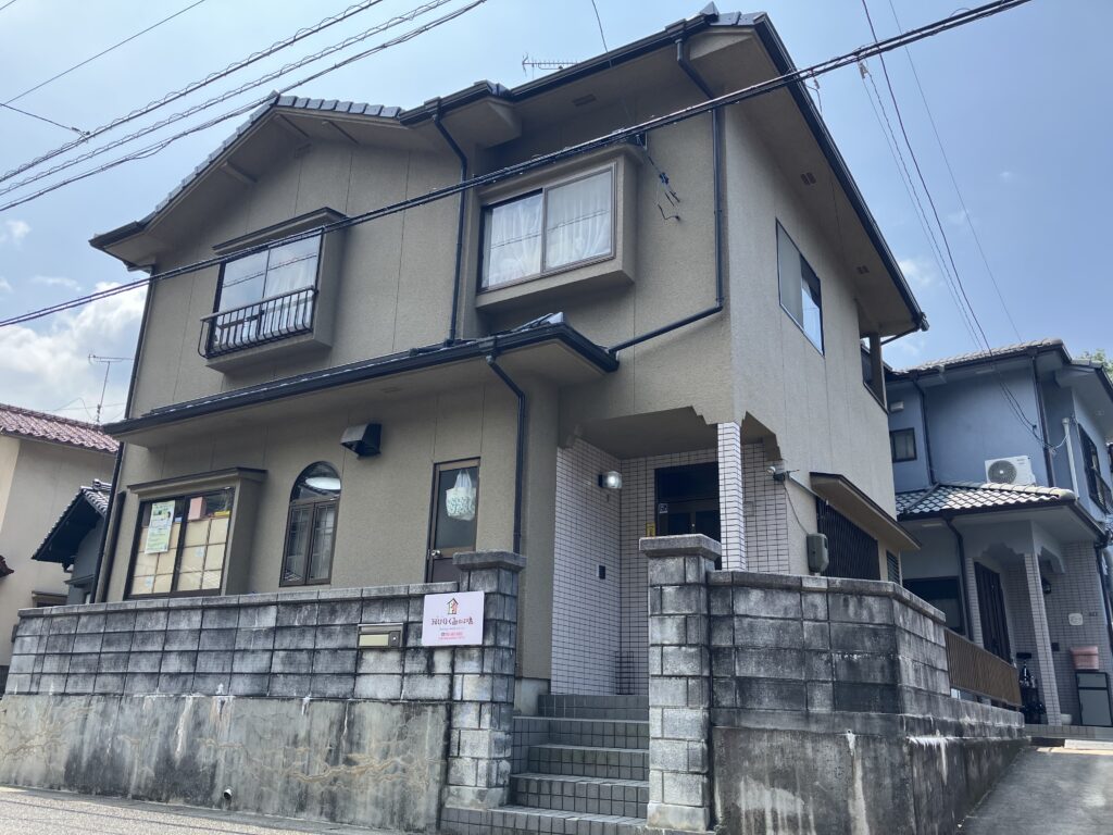 HUGくみのいえの外観。広島市安佐北区落合の一軒家でアットホームな環境です。